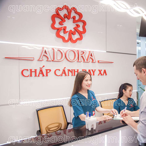 Backdrop quầy lễ tân gắn logo mica đẹp, thanh lịch