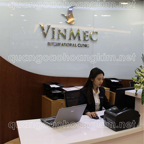 Backdrop văn phòng gắn logo inox tuyệt đẹp, sang