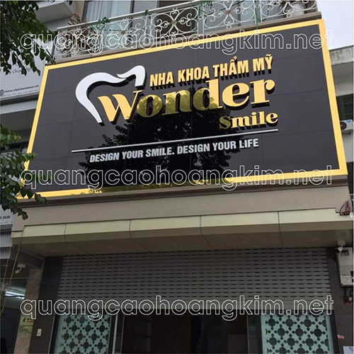 Biển Alu gương sáng bóng gắn chữ nổi đẹp mê ly